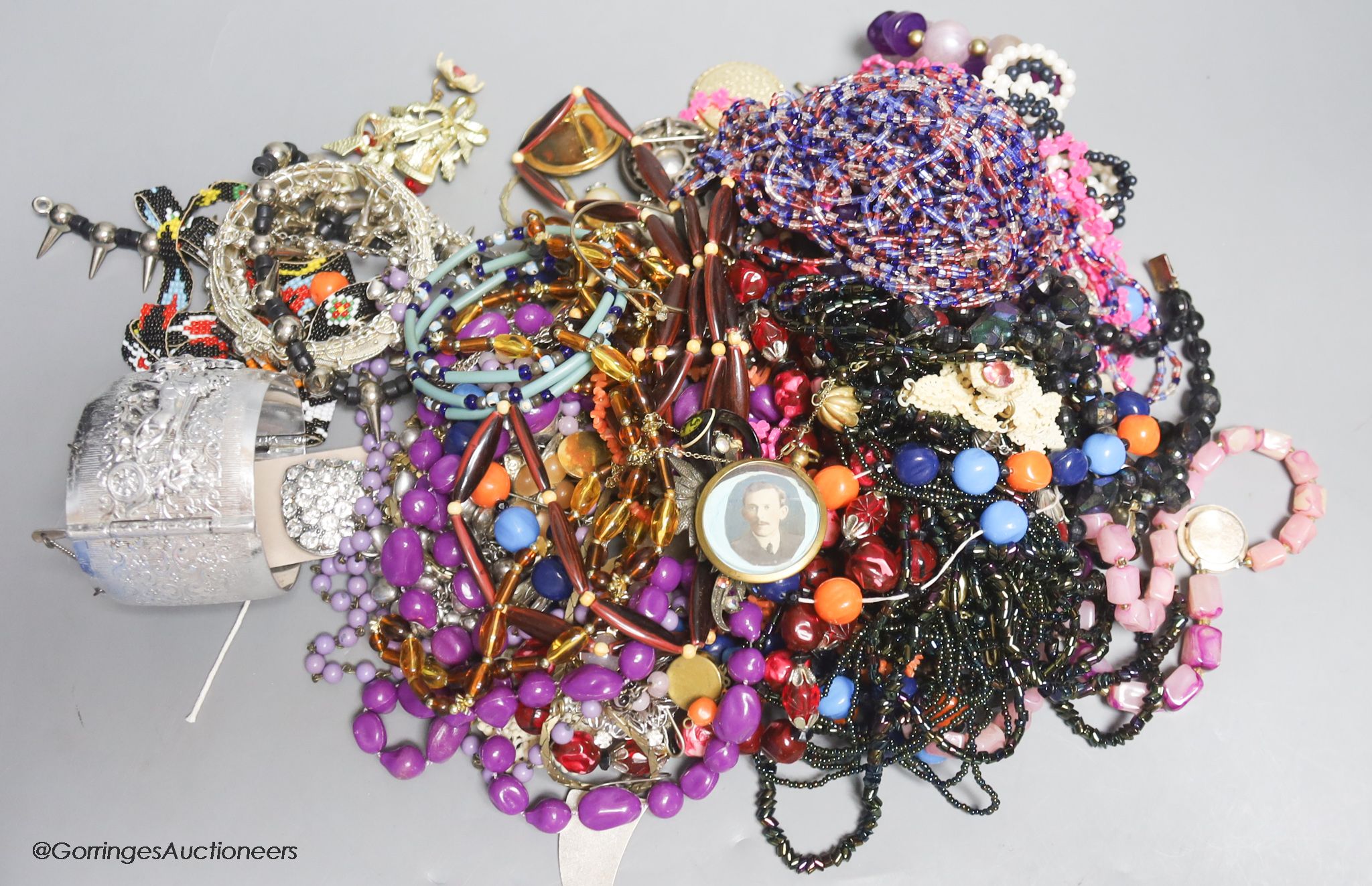 A quantity of costume jewellery